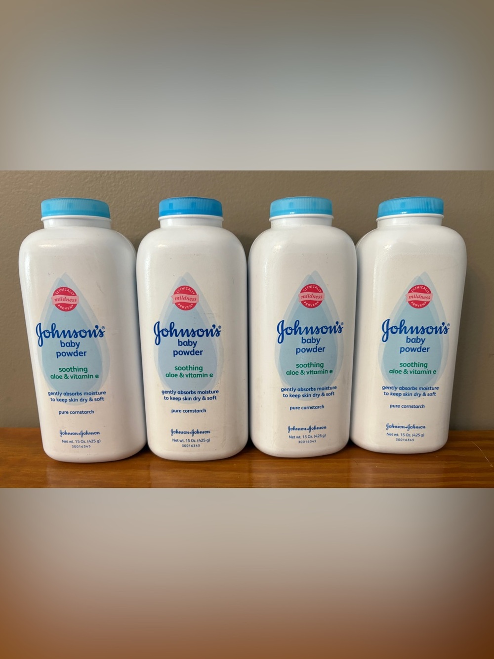 NEW JOHNSON'S Aloe & Vitamin E Baby Powder 15 oz (4 PACK)
